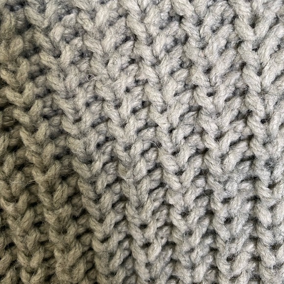 AE OVERSIZED CHUNKY KNIT V-NECK SWEATER - Picture 4 of 5